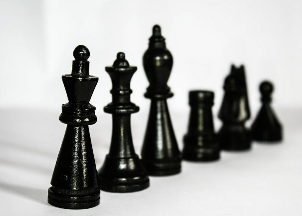 Das Bild zeigt Schachfiguren und verdeutlicht, dass Sie in der Gehaltsverhandlung Hierarchien auflösen sollen.