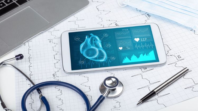 Auf dem Handy ist ein Beispiel für bildgebende Diagnostik, einem Bereich der Medizintechnik zu sehen.